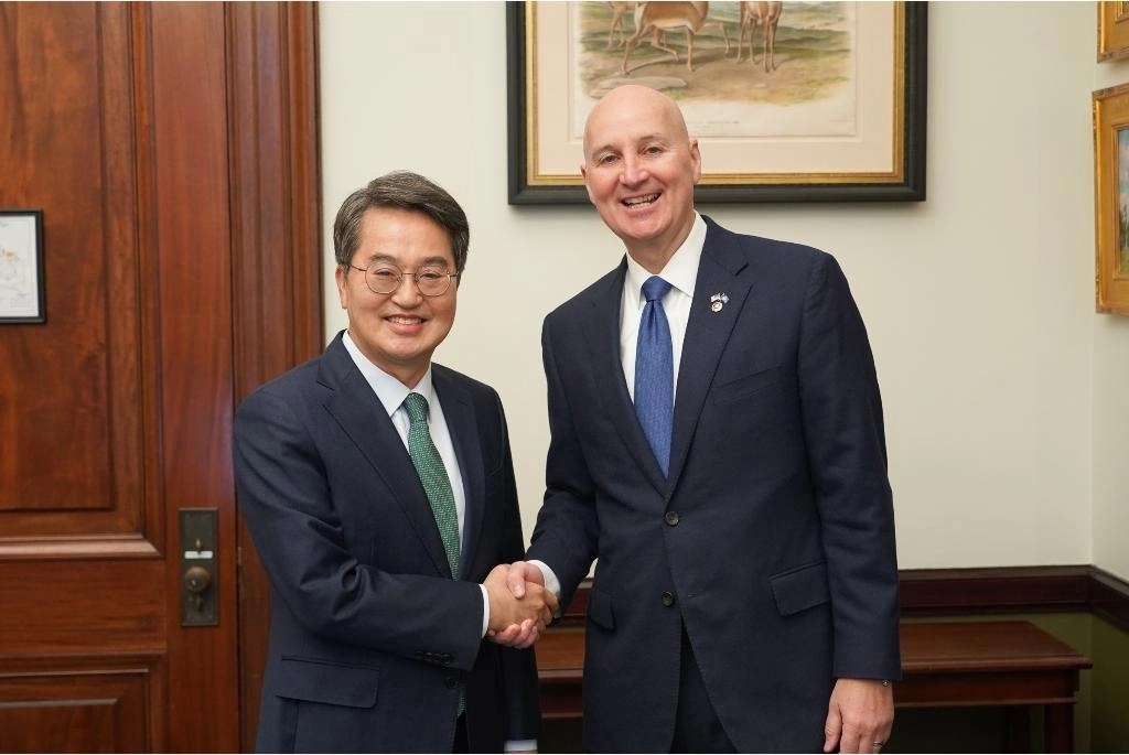 현지 시각 29일 김동연 경기도지사와 피트 리키츠(Pete Ricketts) 연방 상원의원이 면담을 마치고 기념촬영을 하고 있다.  (경기도 제공)