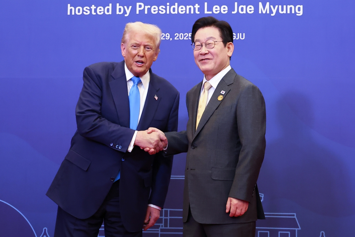 이재명 대통령이 29일 경북 경주 힐튼호텔 그랜드볼룸에서 열린 대통령 주최 정상 특별만찬에 앞서 도널드 트럼프 미국 대통령을 영접하고 있다. 2025.10.29 경주 연합뉴스