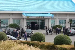 한국 공군기지서 만난 미중… “트럼프·시진핑 협상 시간 최대한 확보 위한 조치”