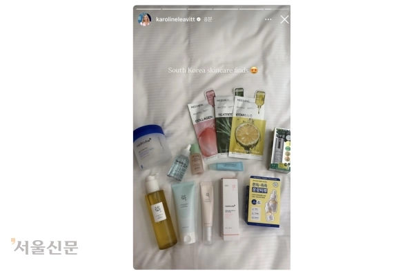 레빗 대변인이 인스타그램에 올린 마스크 팩, 클렌징 오일 등 다양한 한국 화장품을 모아 놓은 사진. 캐럴라인 레빗 인스타그램 캡처 레빗 대변인이 인스타그램에 올린 마스크 팩, 클렌징 오일 등 다양한 한국 화장품을 모아 놓은 사진. 캐럴라인 레빗 인스타그램 캡처