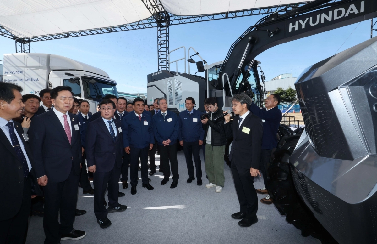 수소연료전지 신기술 둘러보는 기후부장관 수소연료전지 신기술 둘러보는 기후부장관