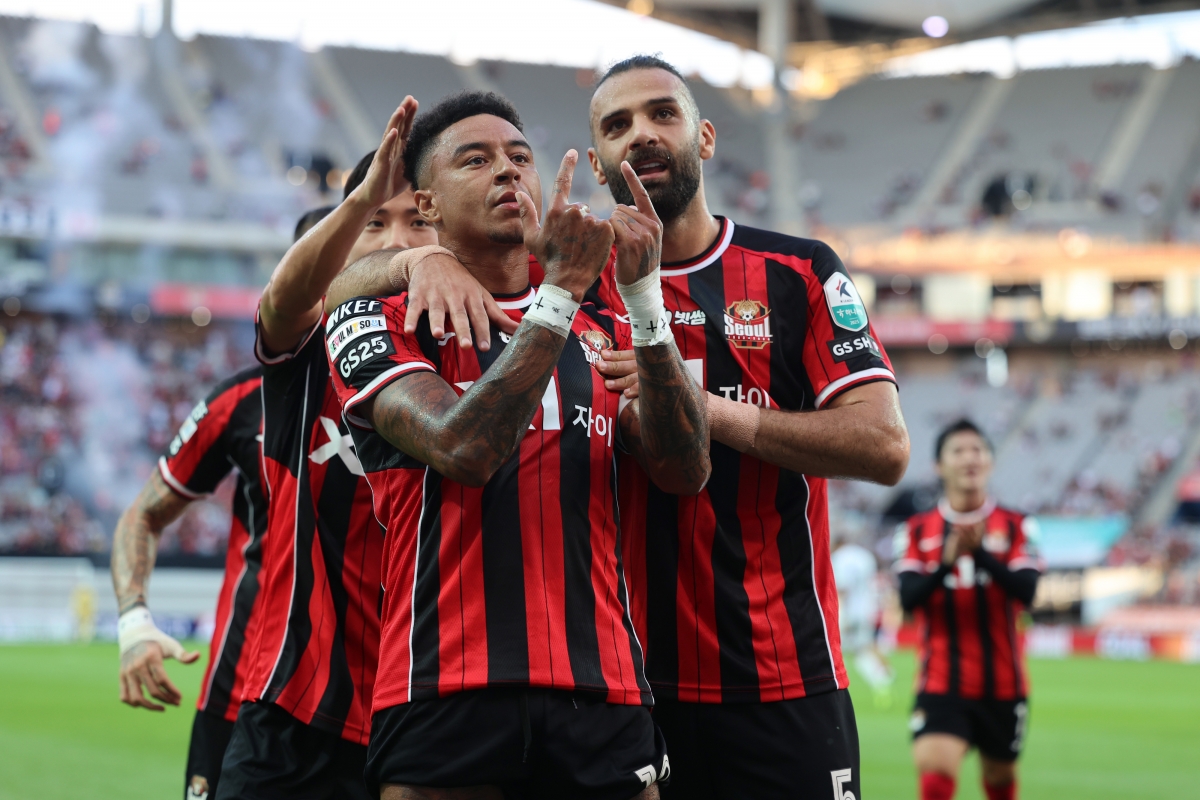 FC서울 제시 린가드가 6월 29일 서울월드컵경기장에서 열린 2025 K리그1 21라운드 포항 스틸러스와의 홈 경기에서 득점한 뒤 야잔 아부 아랍과 기뻐하고 있다. K리그 제공