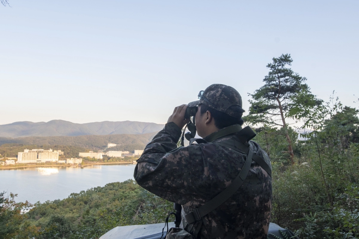 보문호 인근 목진지에서 한 육군 장병이 쌍안경으로 일대 보안을 점검하고 있다. 2025.10.29 경주 류재민 기자 보문호 인근 목진지에서 한 육군 장병이 쌍안경으로 일대 보안을 점검하고 있다. 2025.10.29 경주 류재민 기자