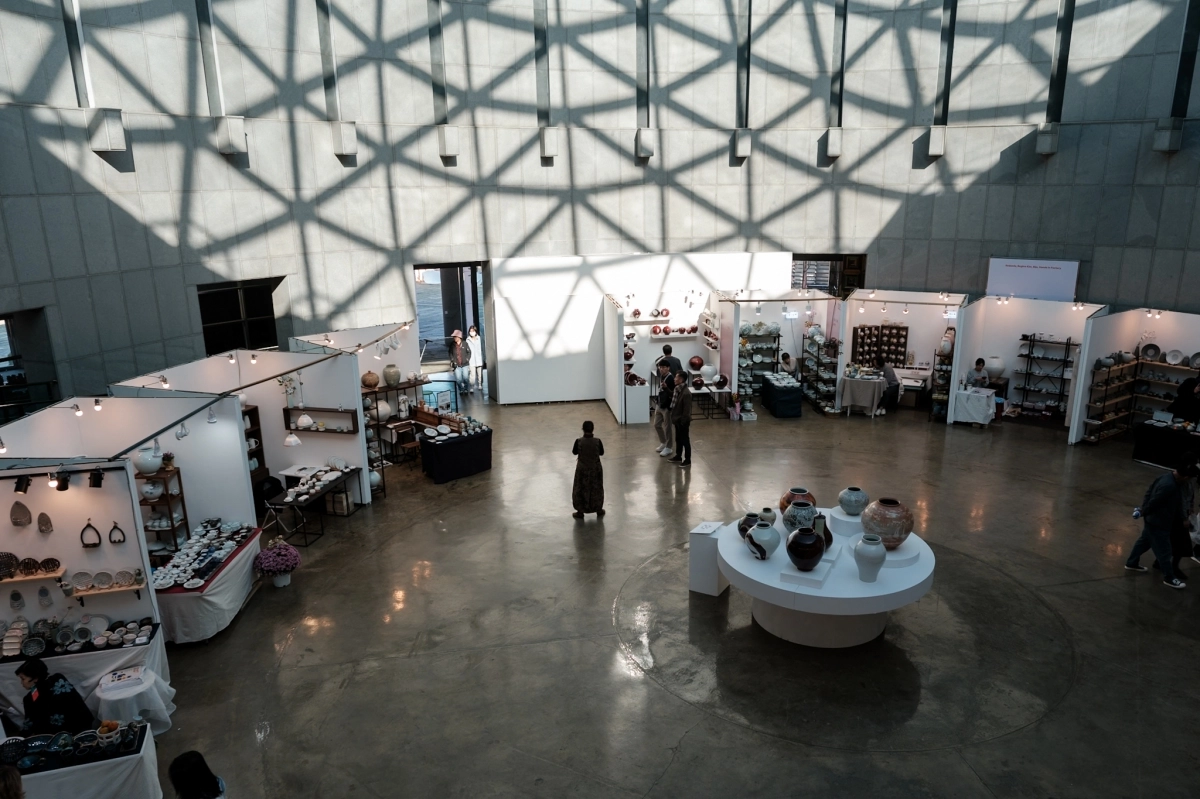 지난해 축제에서 클레이아크김해미술관 돔하우스에 설치된 부스들. 김해시 제공