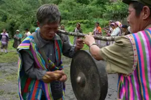 “못생겨질래” 얼굴 문신에 물 대신 술 ‘벌컥’ 여성들…이유 있었다