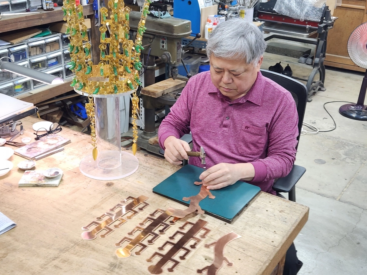 이재명 대통령이 지난 29일 도널드 트럼프 미국 대통령에게 선물한 신라 천마총 금관 모형을 제작한 김진배씨. 2025.10.29. 김진배씨 제공 이재명 대통령이 지난 29일 도널드 트럼프 미국 대통령에게 선물한 신라 천마총 금관 모형을 제작한 김진배씨. 2025.10.29. 김진배씨 제공