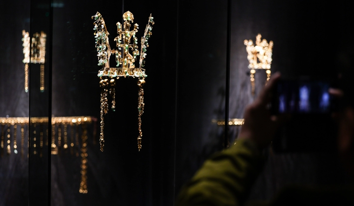 국립경주박물관에서 열린 아시아태평양경제협력체(APEC) 정상회의·박물관 개관 80주년 기념 특별전 ‘신라 금관, 권력과 위신’ 언론 공개회에서 신라 금관이 공개되고 있다. 연합뉴스