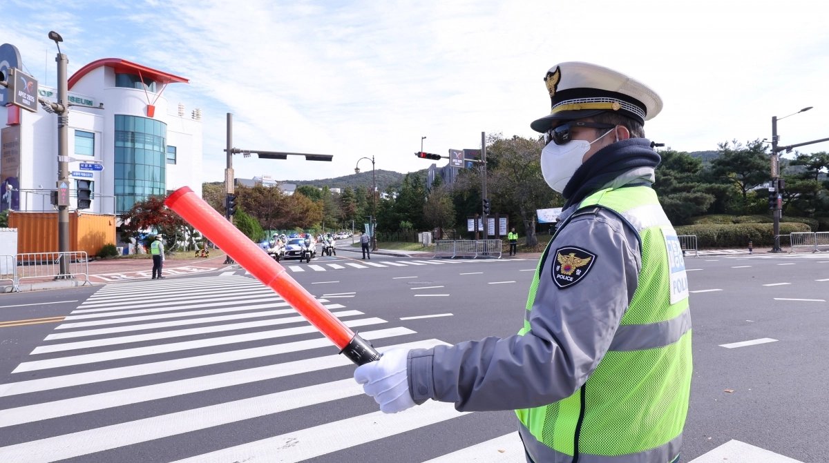 2025 경주 아시아태평양경제협력체(APEC) 정상회의 주간 시작 첫날인 27일 경북 경주화백컨벤션센터(HICO) 앞에서 경찰들이 교통을 통제하고 있다. 경찰은 하루 최대 1만 8천여 명을 투입해 행사가 열리는 보문관광단지 일대를 이른바 ‘진공상태’로 만든다는 방침이다.  뉴스1