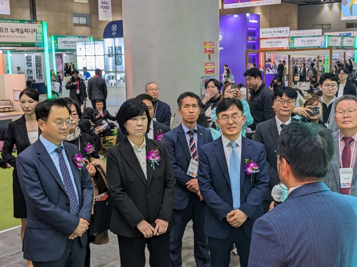 심홍순 의원이 10월 30일 고양 킨텍스에서 개최된 ‘G-FAIR KOREA 2025’ 전시장을 둘러보며 관계자의 설명을 듣고 있다. (사진=경기도의회)