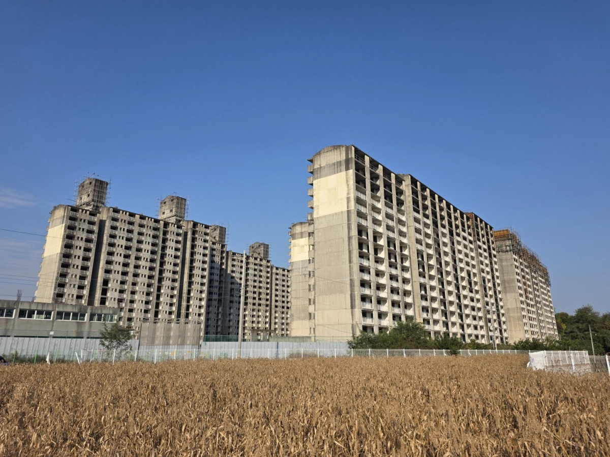 27년째 도심 속 흉물로 방치된 이천시  장호원 이황리 아파트(이천시 제공)