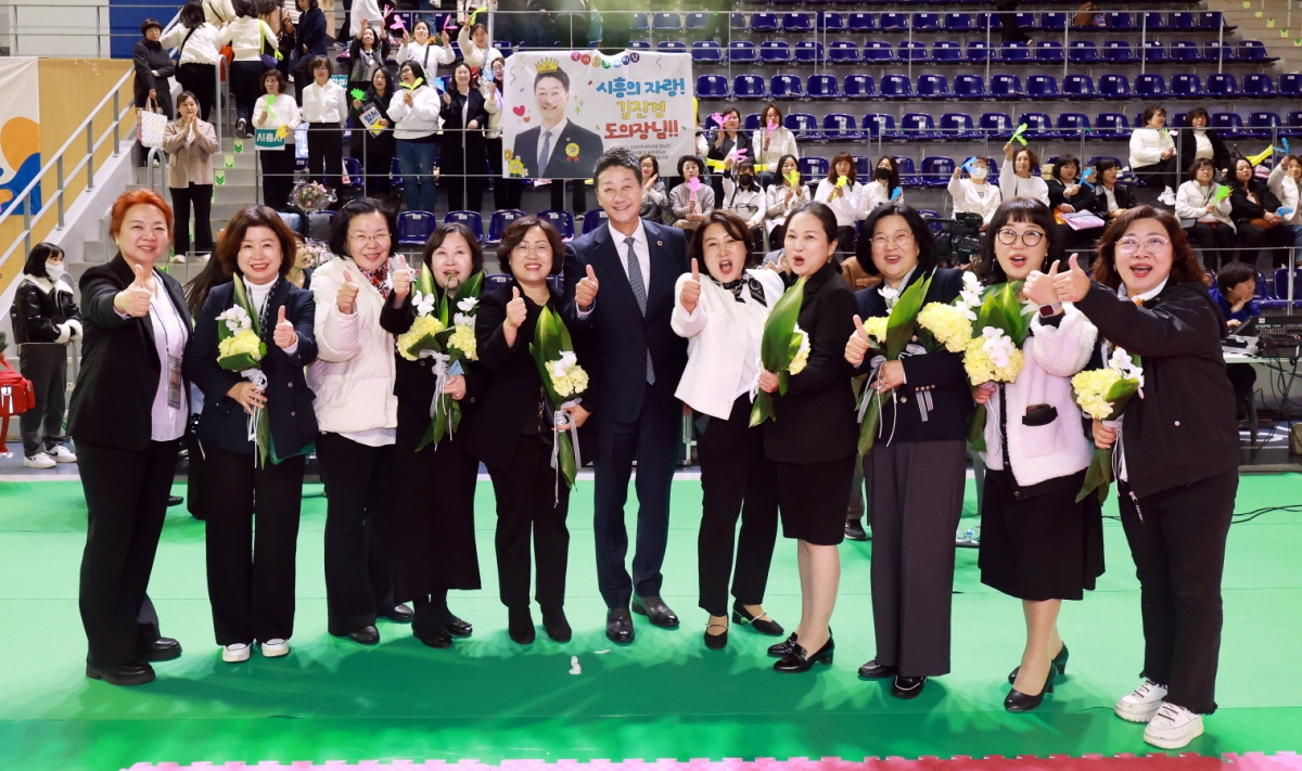 김진경 의장이 30일 용인 실내체육관에서 열린 ‘2025년 경기보육인대회’ 개회식에 참석해 보육인들을 격려하고 함께 기념촬영을 하고 있다. (사진=경기도의회)