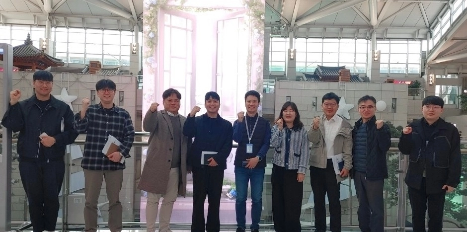 정동혁 의원이 30일 인천국제공항과 고양 일대에서 ‘경기도 공항 연계 환승관광 활성화’를 위한 현장방문과 관계기관 간담회를 진행하고 관계자들과 함께 기념촬영을 하고 있다. (사진=경기도의회)