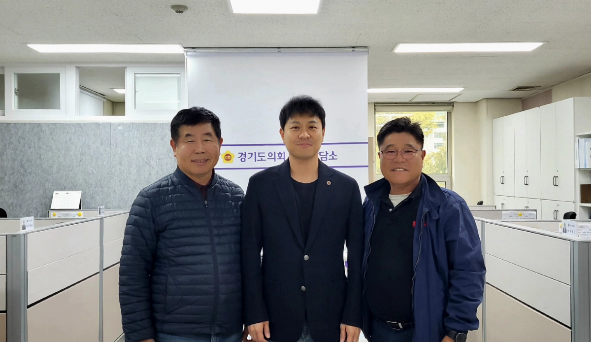 유영일 의원이 10월 30일 의회 안양상담소에서 자전거와환경 사회적협동조합 박창석 조합장, 홍원희 이사와 함께 안양시 자전거 교실 안전교육 활성화 관련 면담을 갖고 기념촬영을 하고 있다. (사진=경기도의회)