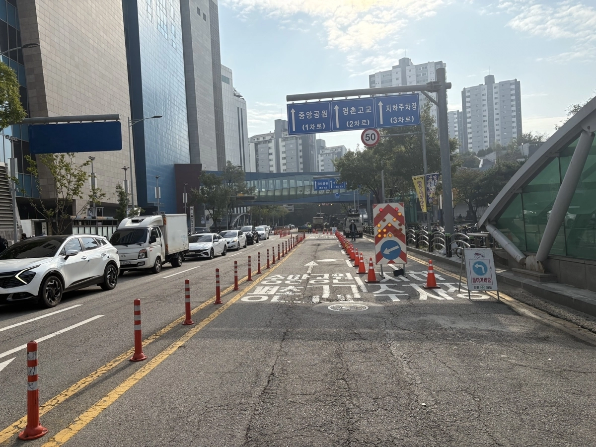 열 수송관 파열 사고가 난 안양 범계역 인근 도로(안양시 제공)