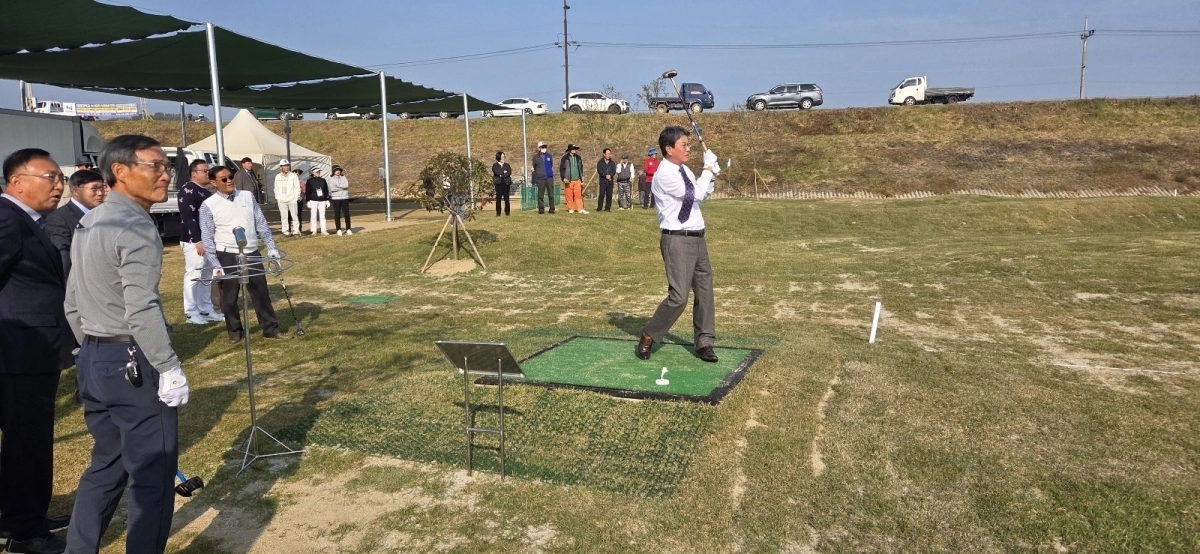 31일 충남 청양군 ‘금강변 파크골프장’이 36홀 경기장으로 확대 개장했다. 군 제공