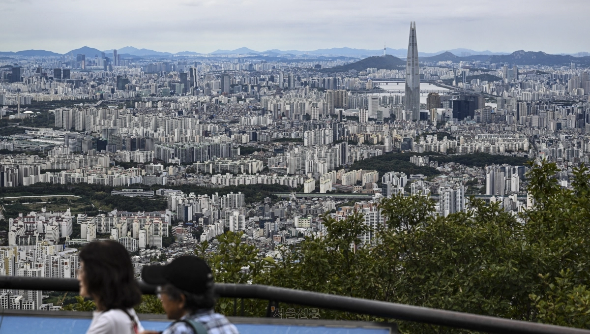 정부가 이번주 추가 부동산 대책을 내놓겠다고 밝힌 가운데 규제지역과 토지거래허가구역 확대 가능성이 제기되고 있다. 사진은 14일 경기 광주시 남한산성에서 바라본 서울 시내 아파트의 모습. 2025.10.14 이지훈 기자