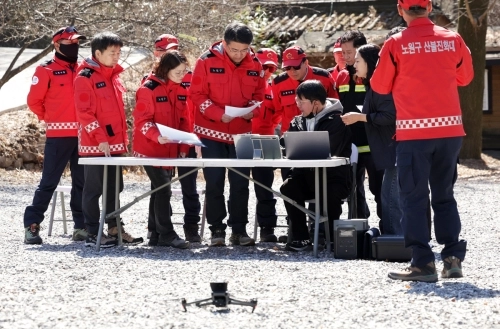 오승록 서울 노원구청장이 지난 3월 산불취약지역에서 인공지능(AI) 기반 산불감시플랫폼과 연계한 드론을 점검하고 있다.   노원구 제공