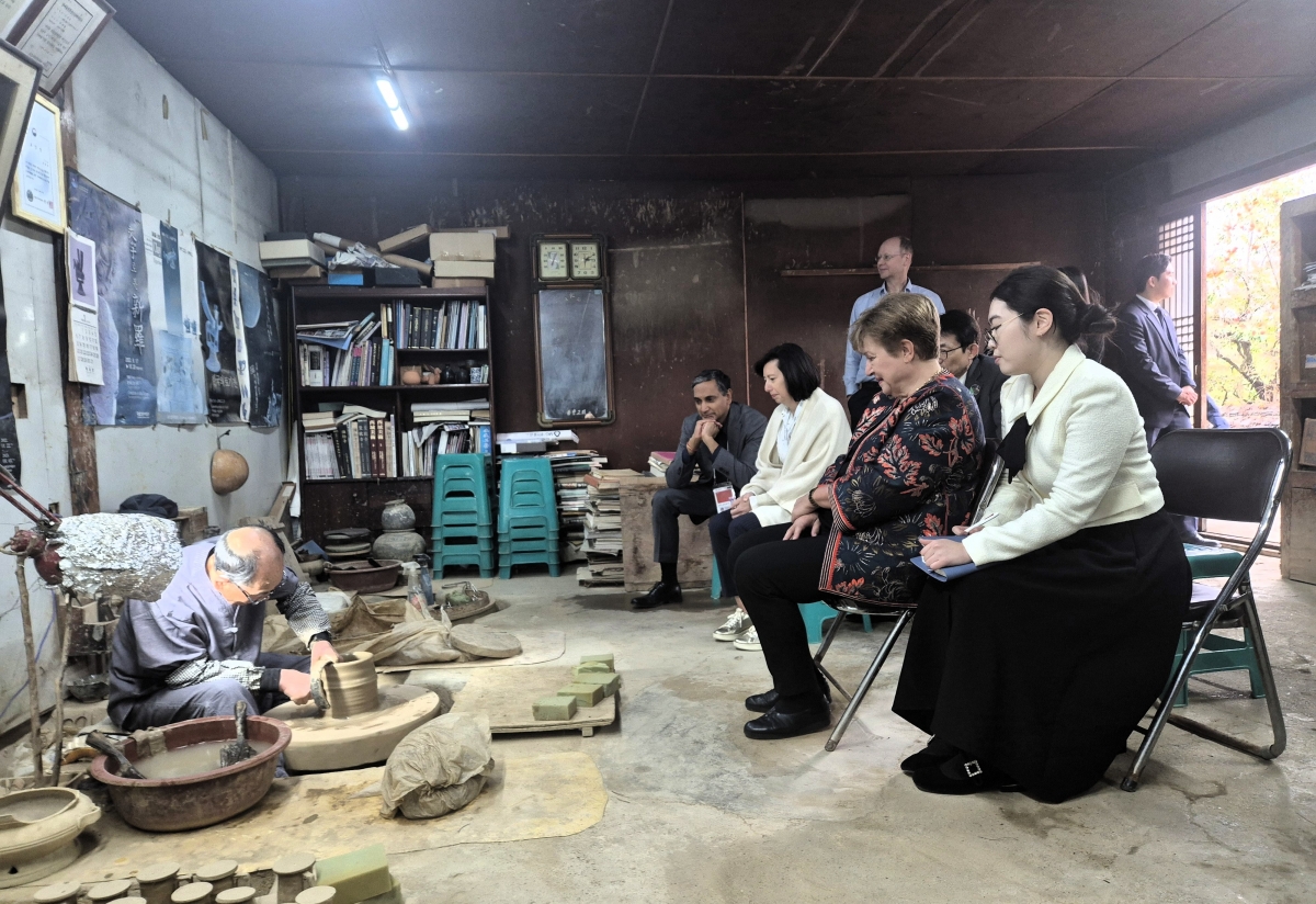 경북 경주시 경주민속공예촌. 경북도 제공