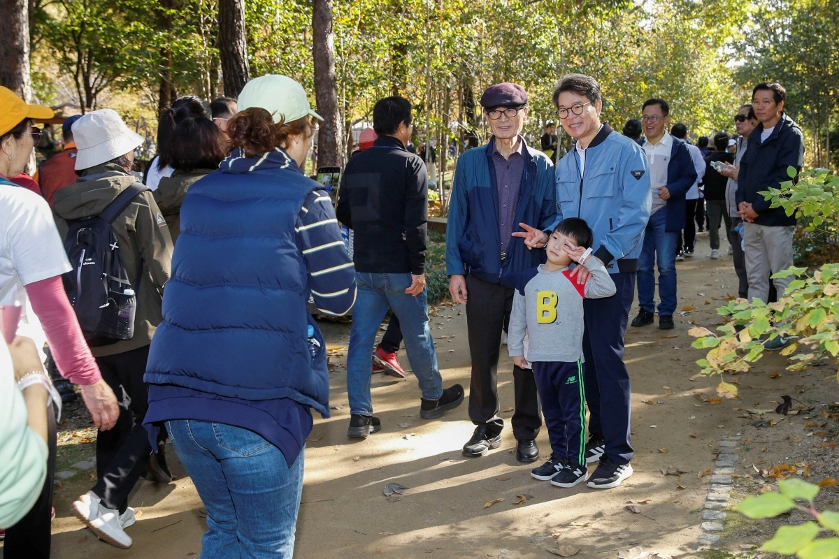 정원오 서울 성동구청장이 지난해 ‘제6회 성동구청장기 성동구민 한마음 걷기대회’ 에 참석한 모습. 성동구 제공