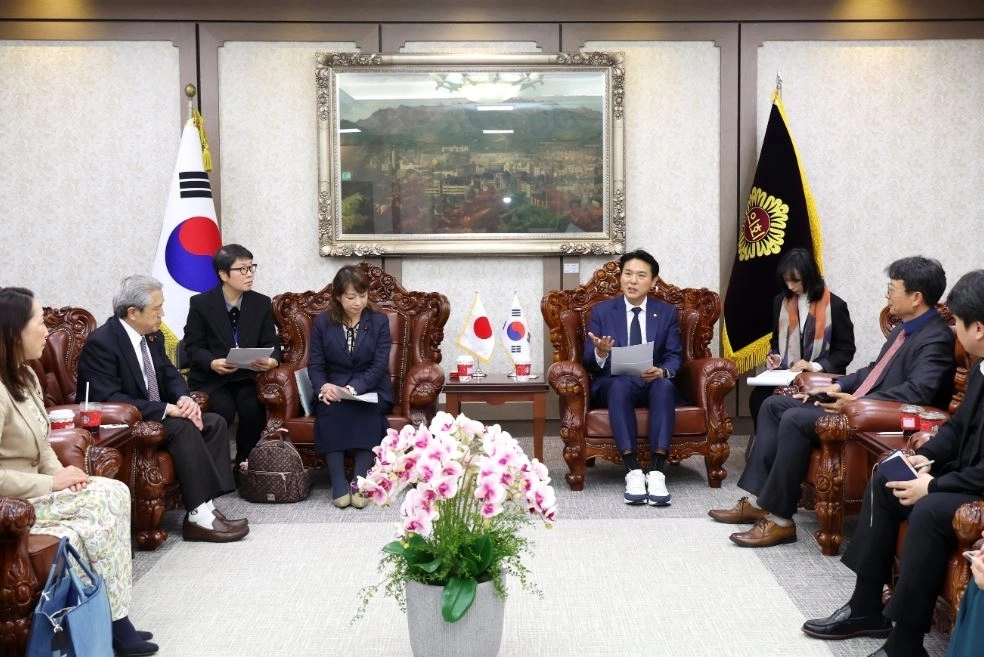 요코하마시의회 방문단을 환영하며 환담을 나누고 있는 김길영 의원