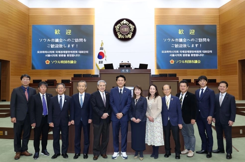 요코하마시의회 방문단이 서울시의회 본회의장을 둘러본 후 기념촬영을 하고 있다.