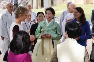 한복 입고 APEC 정상 배우자들 맞이한 김 여사… 복주머니 선물도