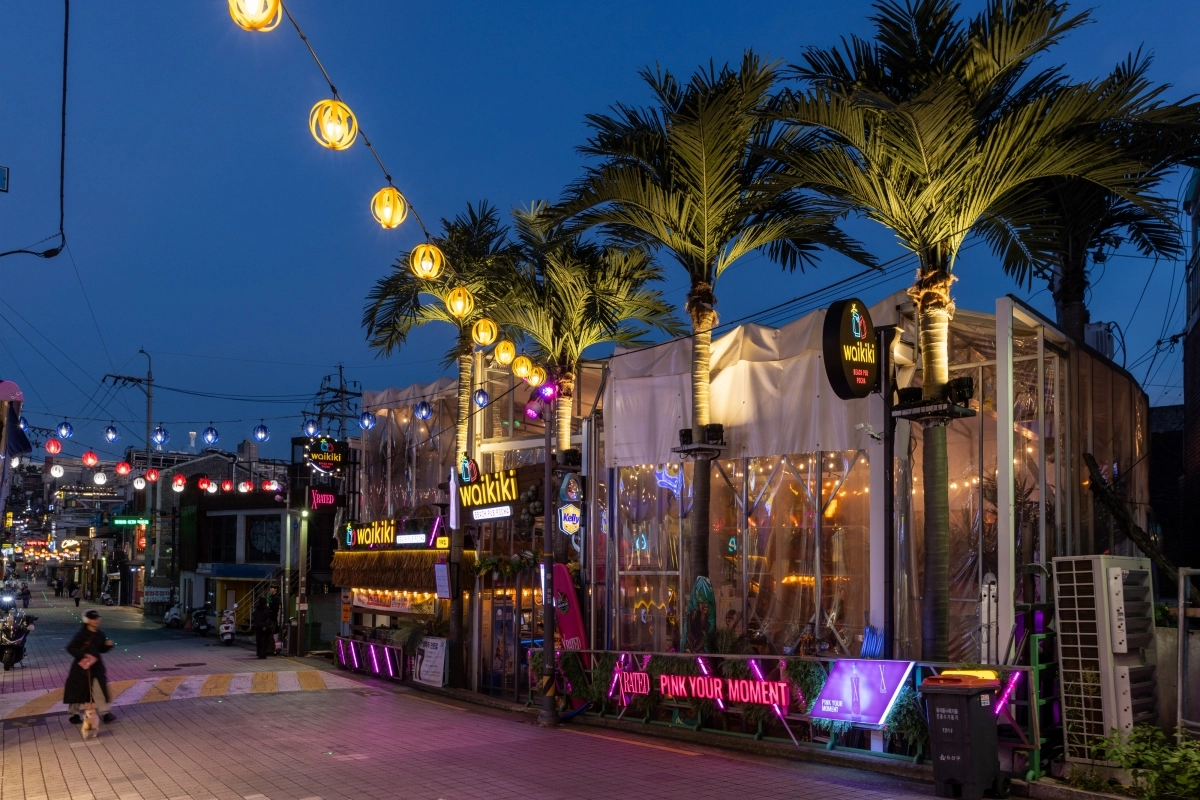 녹사평에서 이태원역으로 이어지는 퀴논길. 서울관광재단 제공.