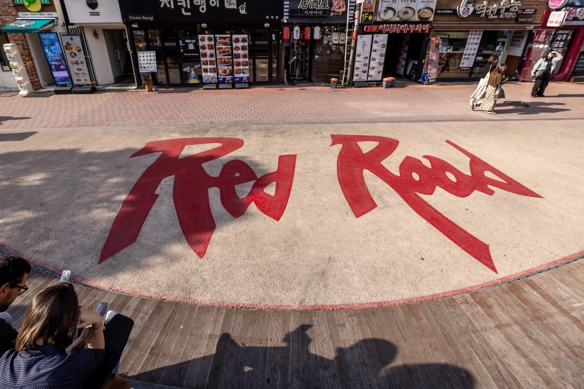 붉은 컬러의 보행길 ‘레드 로드’. 서울관광재단 제공.