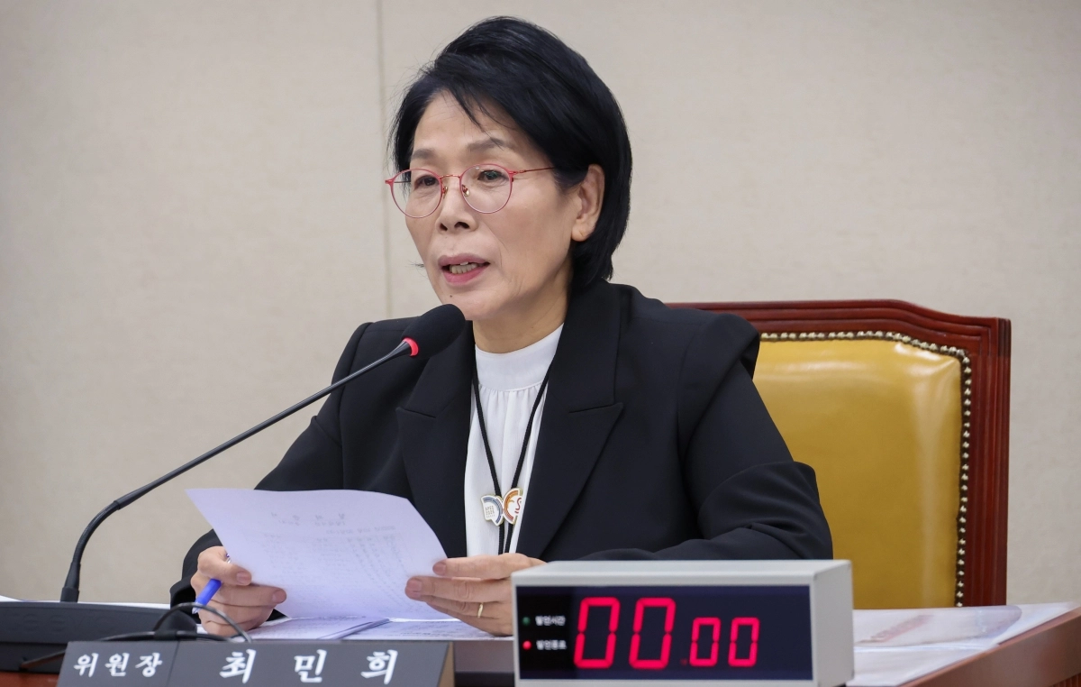 최민희 국회 과학기술정보방송통신위원장이 지난 30일 국회에서 열린 과방위 종합감사에서 발언하고 있다. 2025.10.30 연합뉴스 최민희 국회 과학기술정보방송통신위원장이 지난 30일 국회에서 열린 과방위 종합감사에서 발언하고 있다. 2025.10.30 연합뉴스