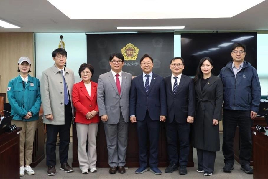 서울시의회 AI 경쟁력 강화 특별위원회 제4차 회의 종료 후 기념촬영 하는 서울시의회 AI 경쟁력 강화 특별위원회(위원장 서상열)