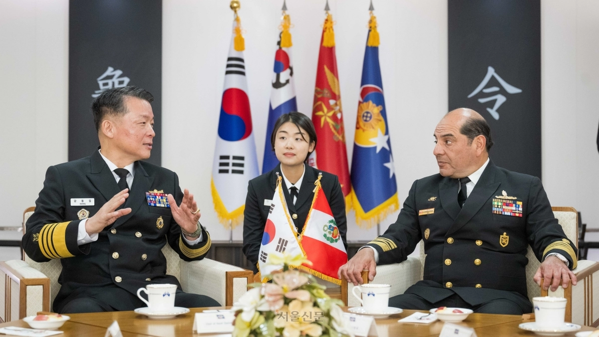 강동길(왼쪽) 해군참모총장과 하비에르 브라보 데 루에다 페루 해군사령관이 31일 충남 계룡시 계룡대 해군본부에서 양국 해군 군사협력을 위한 양자대담을 하고 있다. 2025.10.31 해군 제공