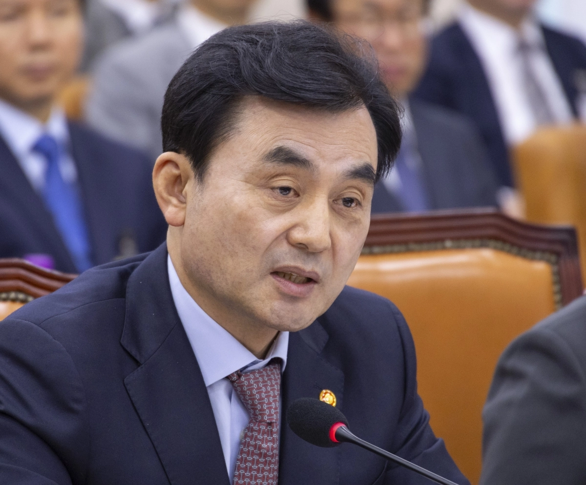 안규백 국방부 장관이 30일 국회에서 열린 국방위원회 2025년도 종합 국정감사에 출석해 한미 핵잠수함 추진 합의에 대한 의원 질의에 답하고 있다. 2025.10.30 연합뉴스