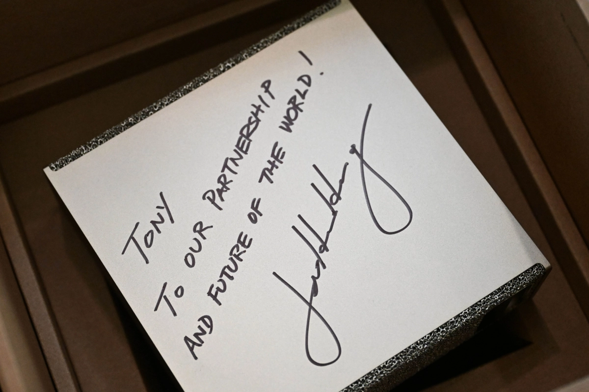 젠슨 황 엔비디아 CEO가 31일 경북 경주시 경주예술의전당에서 열린 아시아태평양경제협력체(APEC) CEO 서밋에서 최태원 대한상의 회장에게 선물한 AI슈퍼컴퓨터 ‘DGX스파크’. 2025.10.31 경주 홍윤기 기자