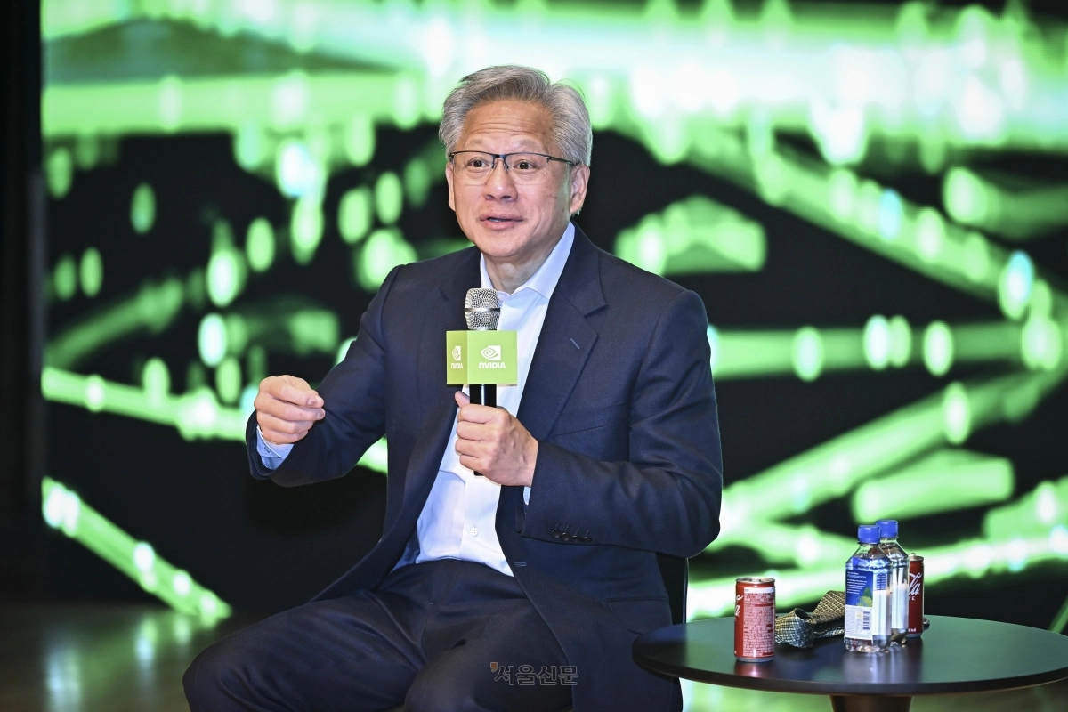 젠슨 황 엔비디아 최고경영자(CEO)가 31일 경북 경주예술의전당 원화홀에서 진행된 기자간담회에서 취재진의 질문에 대답하고 있다. 2025.10.31 경주 홍윤기 기자