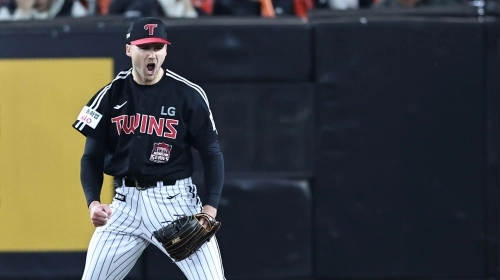 31일 대전한화생명볼파크에서 열린 2025 프로야구 KBO리그 포스트시즌 한국시리즈 5차전 LG 트윈스와 한화 이글스의 경기. 7회말 2사 LG 톨허스트가 한화 최재훈을 삼진아웃으로 처리한 뒤 환호하고 있다.  연합뉴스