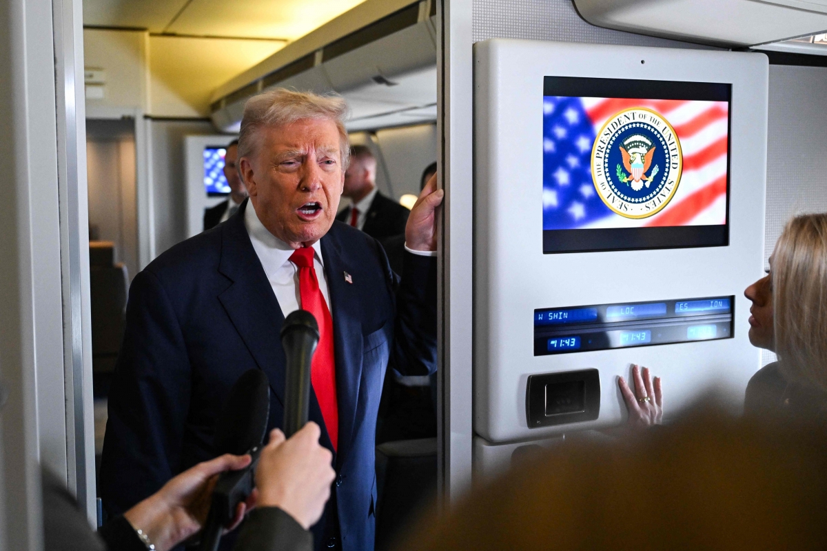 도널드 트럼프 미국 대통령이 31일(현지시간) 메릴랜드주 앤드루스 합동기지에서 플로리다주 마러라고 별장으로 이동하기 전, 전용기 에어포스원에서 기자들과 대화하고 있다. 2025.10.31 메릴랜드 AFP 연합뉴스