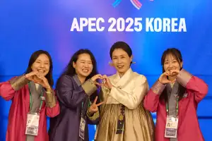 ‘엄마 미소’ 김 여사 자원봉사자·의료진 격려…“땀방울이 경주 빛나게 해”