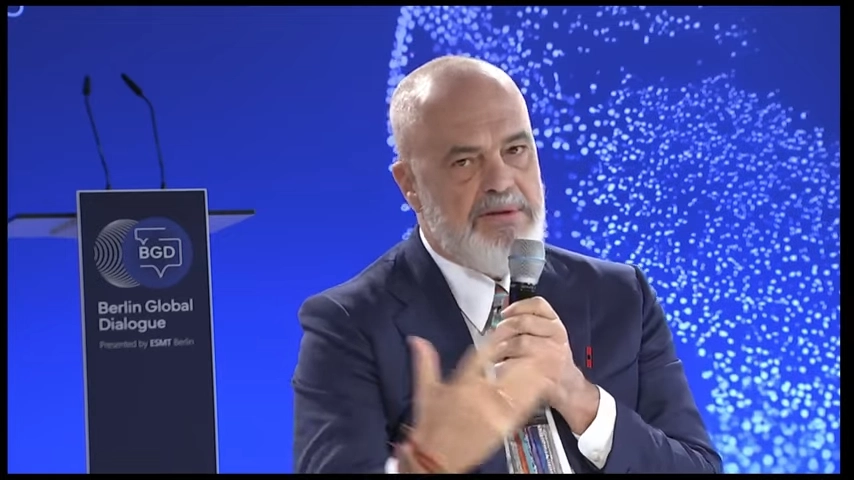 에디 라마 알바니아 총리가 2025년 10월 26일(현지시간) 독일에서 열린 ‘베를린 세계 대화’(BGD) 대담에 나서 인공지능(AI) ‘디엘라’를 공공조달부 장관으로 임명한 것에 대해 설명하고 있다. BGD 유튜브 캡처 에디 라마 알바니아 총리가 2025년 10월 26일(현지시간) 독일에서 열린 ‘베를린 세계 대화’(BGD) 대담에 나서 인공지능(AI) ‘디엘라’를 공공조달부 장관으로 임명한 것에 대해 설명하고 있다. BGD 유튜브 캡처