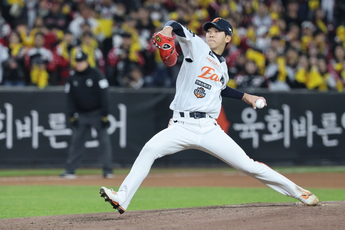 한화 이글스 황준서가 지난달 31일 대전 한화생명볼파크에서 열린 2025 KBO 한국시리즈 5차전 LG트윈스와의 홈 경기에서 공을 던지고 있다. 대전 연합뉴스