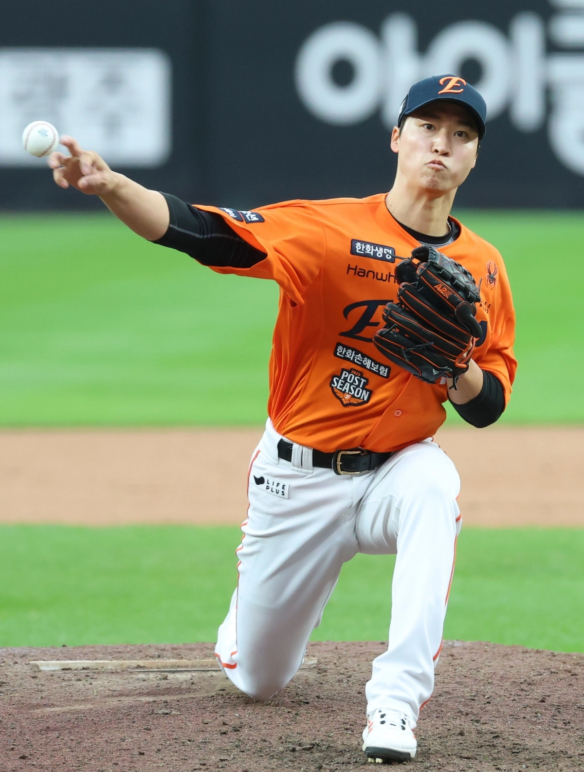 한화 이글스 엄상백이 지난달 19일 대전 한화생명볼파크 열린 2025 플레이오프 1차전 삼성 라이온즈와의 홈 경기에서 공을 던지고 있다. 대전 뉴스