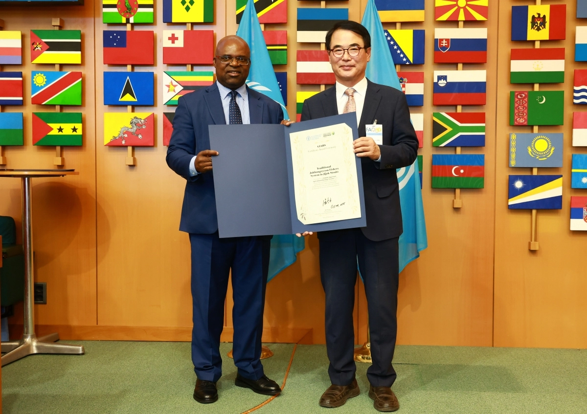 장충남(오른쪽) 군수가 10월 31일 이탈리아 로마 유엔식량농업기구 본부에서 고드프리 마그웬지(Godfrey Magwenzi) FAO 부사무총장에게 세계중요농업유산(GIAHS) 인증서를 받고 있다. 2025.11.2. 남해군 제공