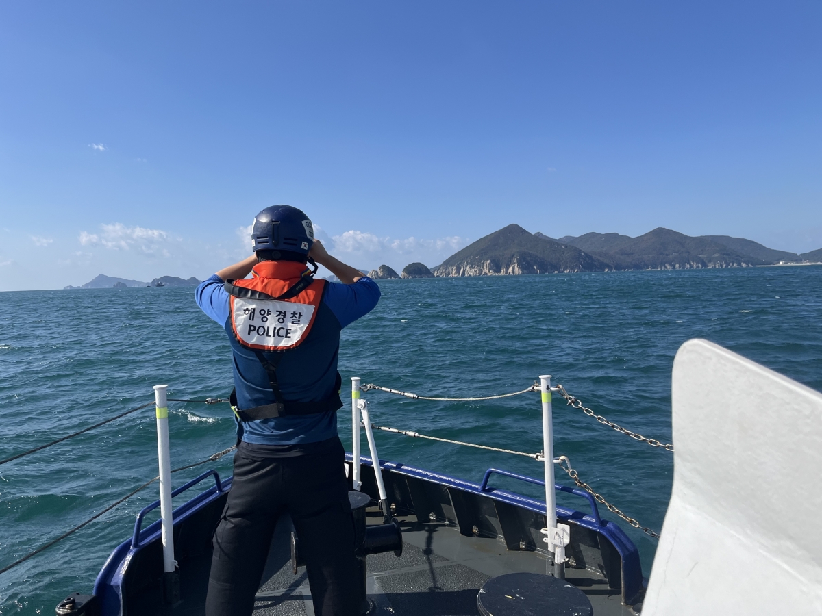 거제 홍도 인근 해상에서 실종된 낚시어선 승객을 찾고 있는 해경. 2025.11.2. 창원해양경찰서 제공