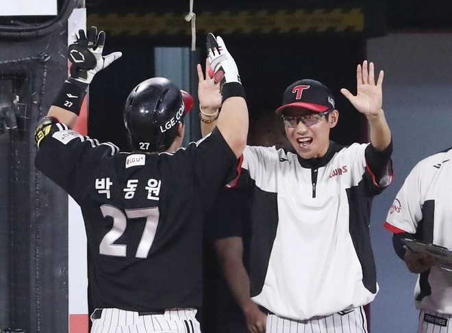 염경엽 LG 트윈스 감독이 2023년 9월 수원 케이티위즈파크에서 kt wiz와의 경기에서 홈런을 친 박동원과 기뻐하고 있다. 당시 LG는 한국시리즈에 직행해 29년 만의 통합우승을 달성했다. 뉴스1