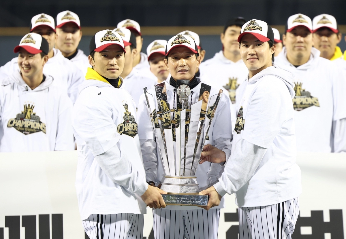염경엽 LG 트윈스 감독이 1일 서울 잠실야구장에서 진행된 2025 KBO 한국시리즈 통합우승 기념식에서 주장 박해민, 투수 임찬규와 우승컵을 들고 있다. 연합뉴스