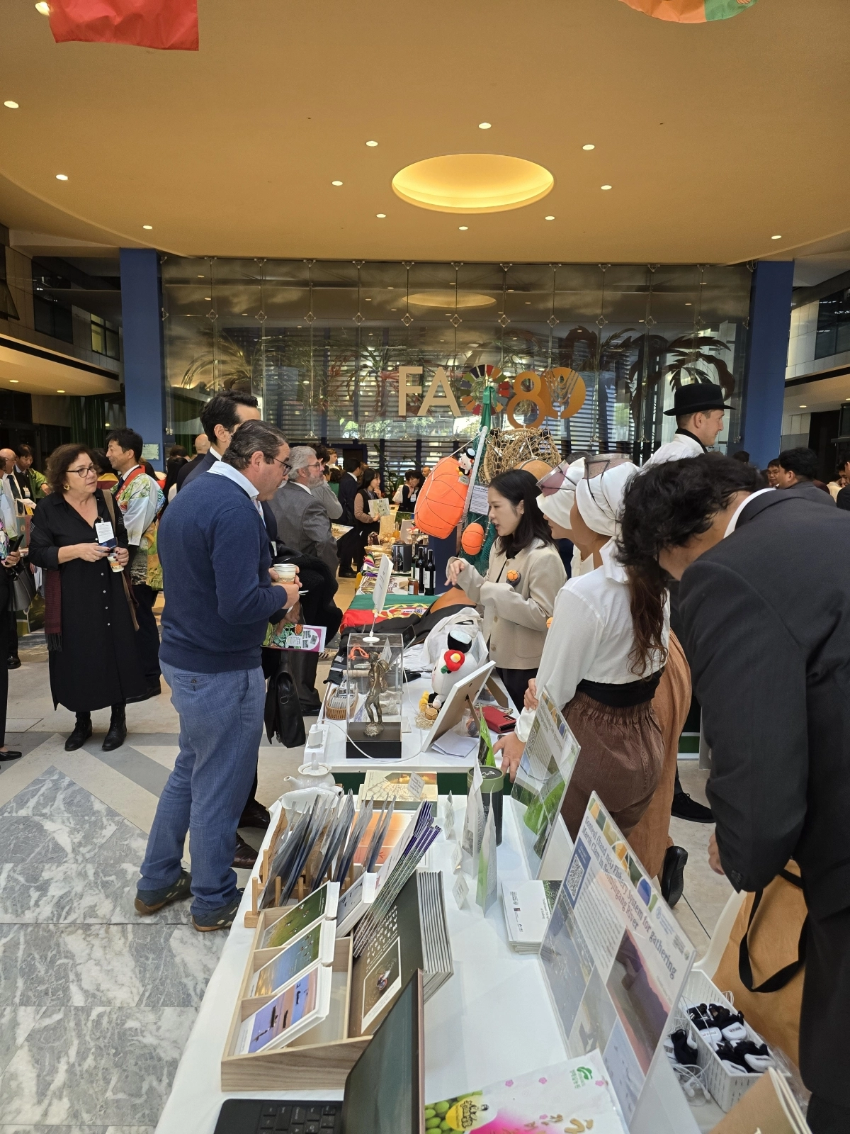 FAO 본부 아트리움(Atrium)에서는 전통 해녀복(소중이)과 고무 해녀복, 태왁 등 물질 도구가 전시돼 관심을 끌었다. 제주도 제공