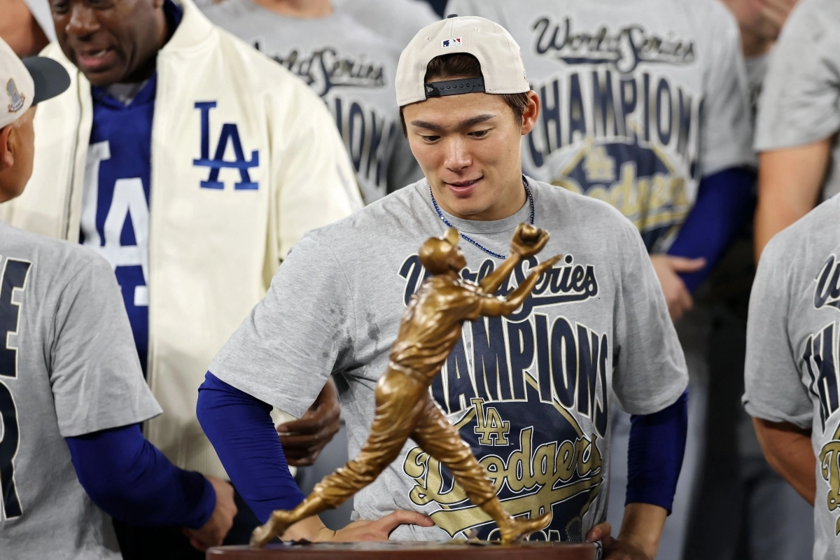 야마모토 요시노부(로스앤젤레스 다저스)가 2일(한국시간) 캐나다 토론토 로저스센터에서 열린 2025 미국 메이저리그(MLB) 월드시리즈(WS) 7차전 토론토 블루제이스와의 원정 경기에서 승리하며 우승을 확정한 뒤 최우수선수(MVP) 트로피를 바라보고 있다. AFP 연합뉴스