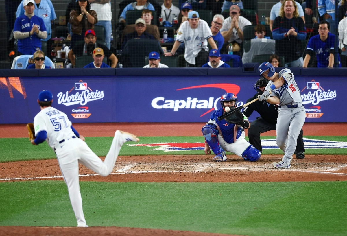 윌 스미스(로스앤젤레스 다저스)가 2일(한국시간) 캐나다 토론토 로저스센터에서 열린 2025 미국 메이저리그(MLB) 월드시리즈(WS) 7차전 토론토 블루제이스와의 원정 경기에서 연장 11회 3일 휴식 후 등판한 셰인 비버의 슬라이더를 역전 결승 홈런으로 연결하고 있다. AFP 연합뉴스