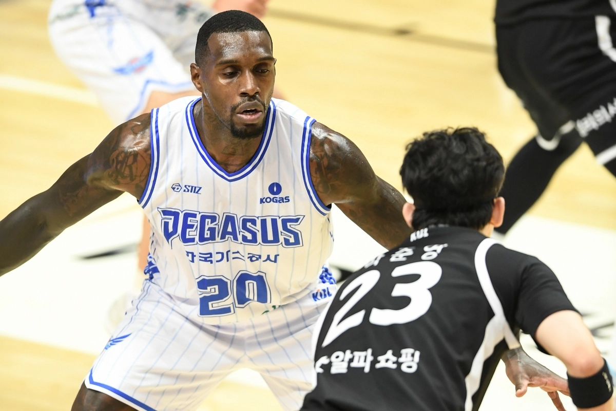 대구 한국가스공사 라건아가 2일 수원 케이티아레나에서 열린 2025~26 프로농구 정규시즌 수원 kt와의 원정 경기에서 박준영을 수비하고 있다. KBL 제공