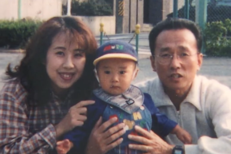 1999년 11월 13일 일본 아이치현 나고야시의 한 아파트에서 살해된 나미코의 가족사진. 왼쪽부터 나미코, 아들 고헤이, 남편 다카바. 니혼TV 캡처