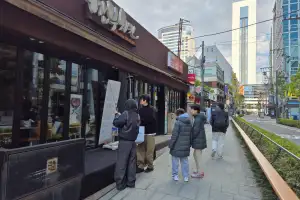 젠슨 황 ‘치맥 회동’에 ‘성지’된 치킨집…주문 몰린 1호점은 임시 휴업